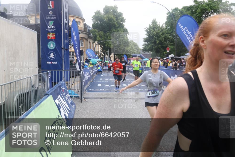 30.06.2024 - hella hamburg halbmarathon Lena Gebhardt http://msf.ph/oto/6642057 30.06.2024 12:24:15 Ziel 3992, 5668, 7064, 7570, 7680, 7955, 7983, 8913, 9783, 9930, 11647, 12098 meine-sportfotos.de