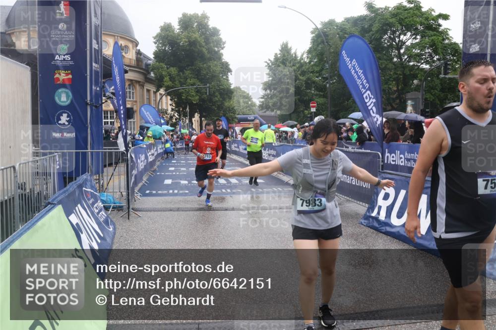 30.06.2024 - hella hamburg halbmarathon Lena Gebhardt http://msf.ph/oto/6642151 30.06.2024 12:24:16 Ziel 2630, 3781, 7064, 7570, 7680, 7955, 7983, 8913, 9783, 9930, 11647, 12098 meine-sportfotos.de