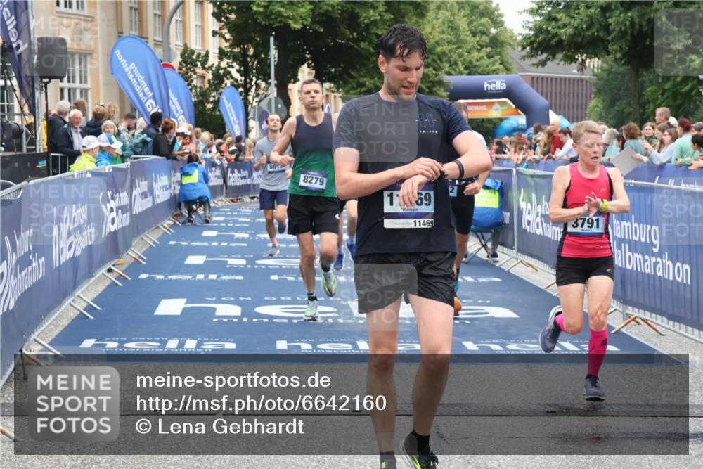 30.06.2024 - hella hamburg halbmarathon Lena Gebhardt http://msf.ph/oto/6642160 30.06.2024 10:40:21 Ziel 2208, 3356, 3791, 4572, 7537, 8279, 8613, 9696, 11469, 11563 meine-sportfotos.de