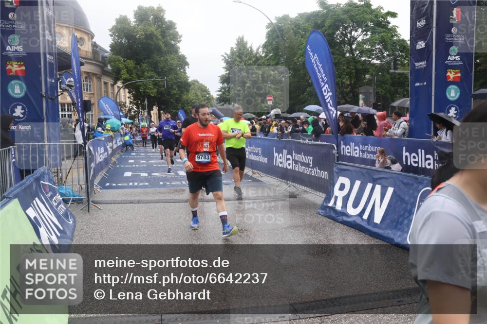 30.06.2024 - hella hamburg halbmarathon Lena Gebhardt http://msf.ph/oto/6642237 30.06.2024 12:24:18 Ziel 2630, 3781, 6712, 7064, 7680, 7955, 7983, 9783, 9930 meine-sportfotos.de