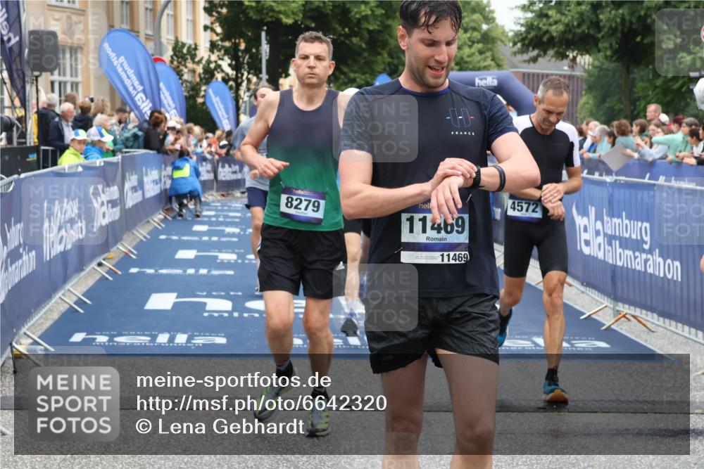 30.06.2024 - hella hamburg halbmarathon Lena Gebhardt http://msf.ph/oto/6642320 30.06.2024 10:40:22 Ziel 2208, 3356, 3791, 4572, 8279, 8613, 9696, 11469, 11563 meine-sportfotos.de