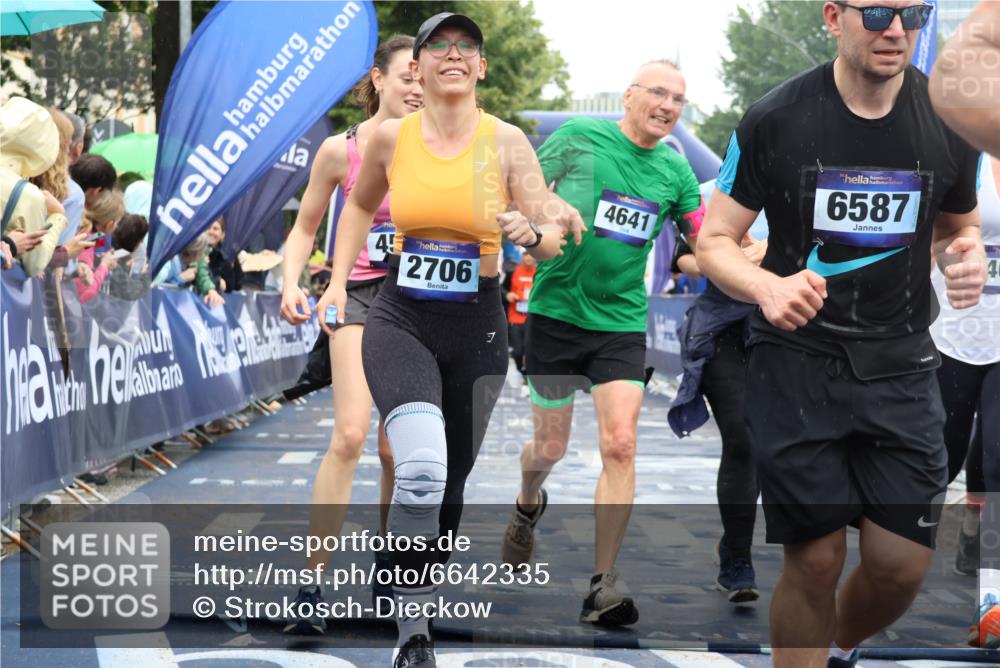 30.06.2024 - hella hamburg halbmarathon Strokosch-Dieckow http://msf.ph/oto/6642335 30.06.2024 12:25:40 Ziel 601, 705, 706, 1118, 1939, 2553, 2706, 2913, 3343, 3345, 3688, 3689, 3806, 4169, 4582, 4641, 4642, 4801, 6587, 7397, 7443, 7757, 7799, 8056, 8062, 11728, 11733, 12285, 601, 705, 706, 1118, 1939, 2553, 2706, 2913, 3343, 3345, 3688, 3689, 3806, 4169, 4582, 4641, 4642, 4801, 6587, 7397, 7443, 7757, 7799, 8056, 8062, 11728, 11733, 12285 meine-sportfotos.de