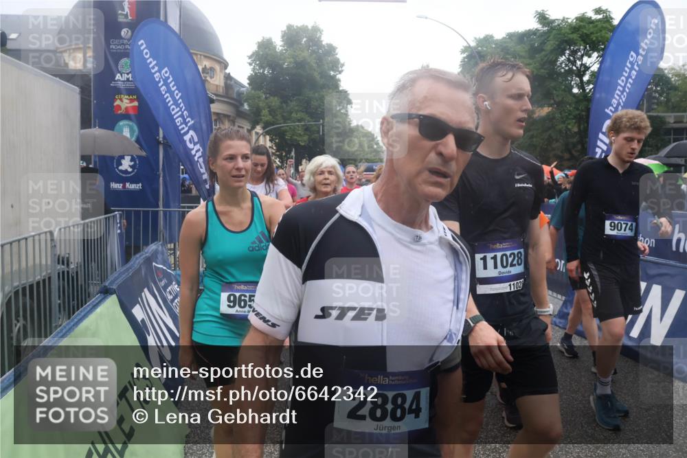 30.06.2024 - hella hamburg halbmarathon Lena Gebhardt http://msf.ph/oto/6642342 30.06.2024 11:45:05 Ziel 956, 1711, 2490, 2650, 3527, 3567, 3943, 3944, 4083, 4690, 5918, 7971, 8007, 8227, 8419, 9074, 9659, 9843, 10028, 10236, 13029 meine-sportfotos.de