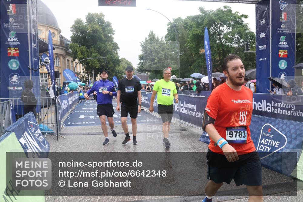 30.06.2024 - hella hamburg halbmarathon Lena Gebhardt http://msf.ph/oto/6642348 30.06.2024 12:24:20 Ziel 2630, 3781, 6712, 7064, 7680, 7955, 9783, 9930 meine-sportfotos.de