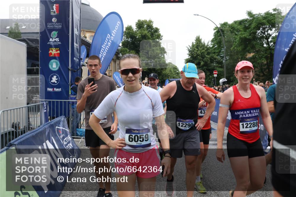 30.06.2024 - hella hamburg halbmarathon Lena Gebhardt http://msf.ph/oto/6642364 30.06.2024 11:11:21 Ziel 851, 1011, 1538, 2595, 3321, 4158, 4327, 4334, 5117, 5730, 6173, 6202, 7052, 7243, 8037, 8184, 8384, 8903, 9031, 10532, 10535, 10661, 11238, 11867, 12288, 12290, 13174, 13184, 13270 meine-sportfotos.de