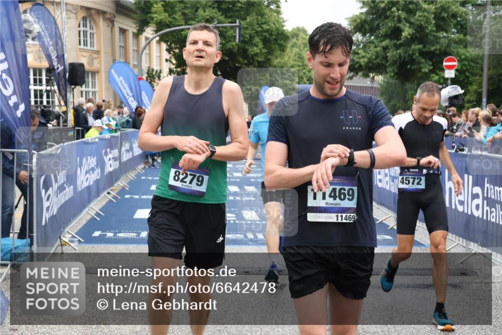 30.06.2024 - hella hamburg halbmarathon Lena Gebhardt http://msf.ph/oto/6642478 30.06.2024 10:40:23 Ziel 2208, 3356, 3791, 4572, 8279, 8613, 9604, 9696, 11469, 11563 meine-sportfotos.de