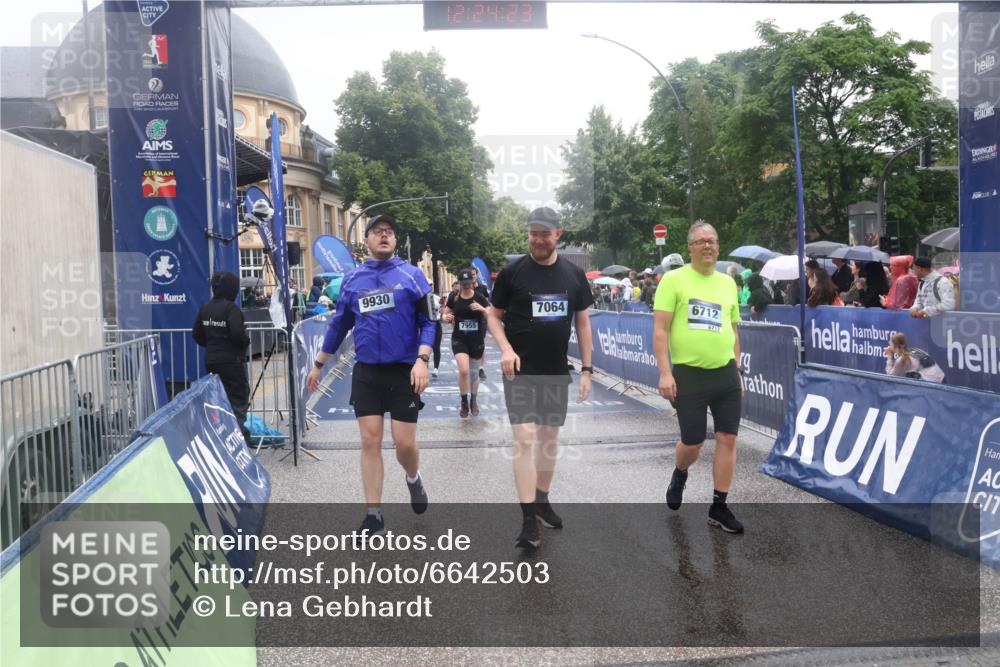 30.06.2024 - hella hamburg halbmarathon Lena Gebhardt http://msf.ph/oto/6642503 30.06.2024 12:24:21 Ziel 2630, 3781, 6712, 7064, 7680, 7955, 9098, 9783, 9930, 10182 meine-sportfotos.de