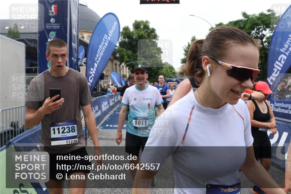 30.06.2024 - hella hamburg halbmarathon Lena Gebhardt http://msf.ph/oto/6642557 30.06.2024 11:11:22 Ziel 851, 1011, 1538, 2595, 3321, 4327, 4334, 5117, 5730, 6173, 6202, 8035, 8037, 8156, 8184, 8384, 8903, 9031, 10532, 10535, 10661, 11238, 11867, 12288, 12290, 13174, 13184, 13270 meine-sportfotos.de