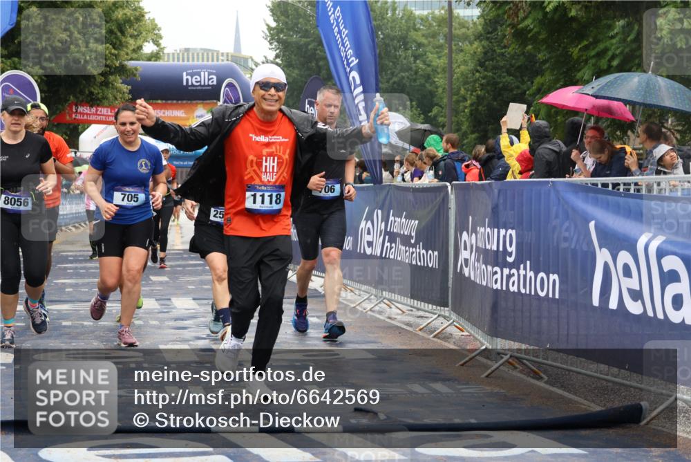 30.06.2024 - hella hamburg halbmarathon Strokosch-Dieckow http://msf.ph/oto/6642569 30.06.2024 12:25:47 Ziel 601, 705, 706, 1118, 1939, 2553, 2913, 4169, 4801, 5670, 6026, 6492, 6587, 7117, 7443, 7757, 7799, 8056, 8062, 8286, 9623, 12131, 601, 705, 706, 1118, 1939, 2553, 2913, 4169, 4801, 5670, 6026, 6492, 6587, 7117, 7443, 7757, 7799, 8056, 8062, 8286, 9623, 12131 meine-sportfotos.de