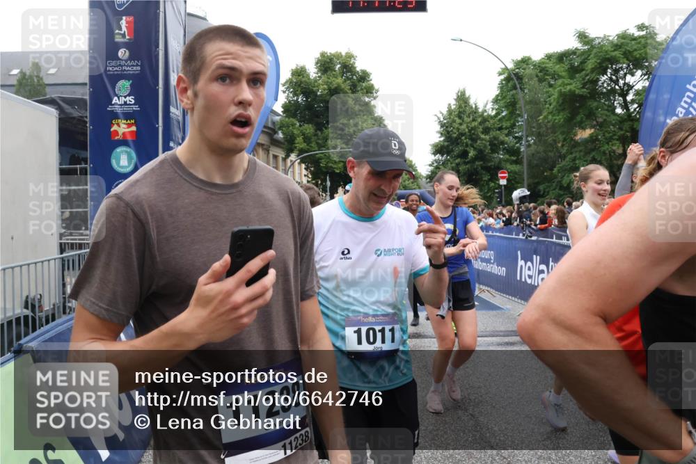 30.06.2024 - hella hamburg halbmarathon Lena Gebhardt http://msf.ph/oto/6642746 30.06.2024 11:11:23 Ziel 851, 1011, 1538, 2595, 4327, 4334, 5117, 6173, 6202, 8035, 8037, 8156, 8158, 8184, 8384, 8903, 9031, 10532, 10535, 10661, 11238, 11867, 12288, 12290, 13174, 13184, 13270 meine-sportfotos.de