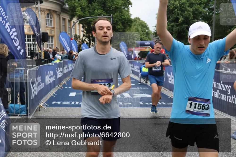 30.06.2024 - hella hamburg halbmarathon Lena Gebhardt http://msf.ph/oto/6642800 30.06.2024 10:40:25 Ziel 2208, 3356, 3791, 4572, 8279, 8613, 9326, 9604, 9696, 11563, 12420 meine-sportfotos.de