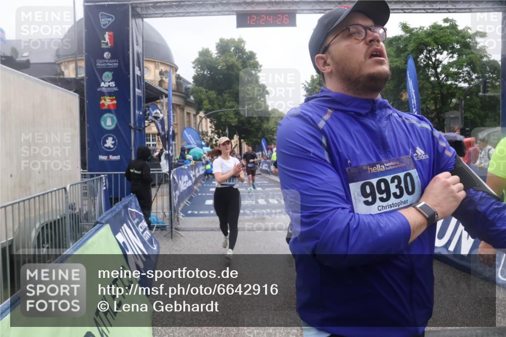 30.06.2024 - hella hamburg halbmarathon Lena Gebhardt http://msf.ph/oto/6642916 30.06.2024 12:24:24 Ziel 2630, 3101, 3349, 3781, 4655, 6712, 7064, 7680, 7955, 9098, 9930, 10182 meine-sportfotos.de