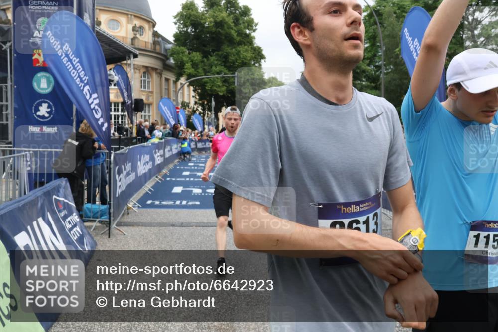 30.06.2024 - hella hamburg halbmarathon Lena Gebhardt http://msf.ph/oto/6642923 30.06.2024 10:40:26 Ziel 2208, 3356, 3791, 4572, 8279, 8613, 9326, 9604, 9696, 11265, 11563, 12420 meine-sportfotos.de