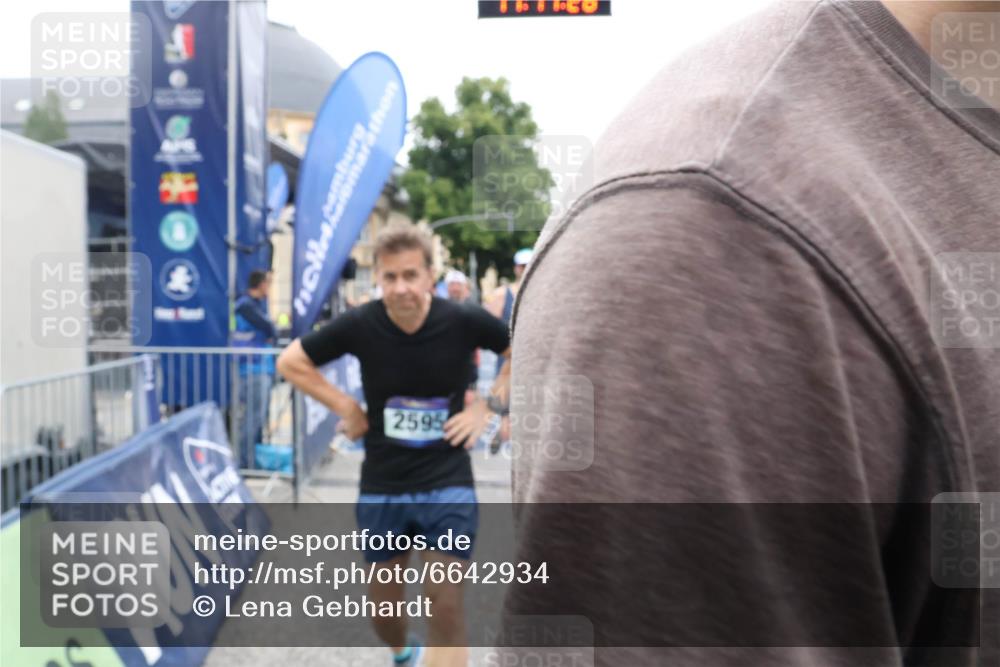 30.06.2024 - hella hamburg halbmarathon Lena Gebhardt http://msf.ph/oto/6642934 30.06.2024 11:11:24 Ziel 851, 1011, 1538, 2595, 4258, 4327, 4334, 5117, 6173, 6202, 8035, 8037, 8156, 8158, 8184, 8384, 8903, 9031, 9891, 9905, 10532, 10535, 10661, 11238, 11867, 13174, 13184, 13270 meine-sportfotos.de