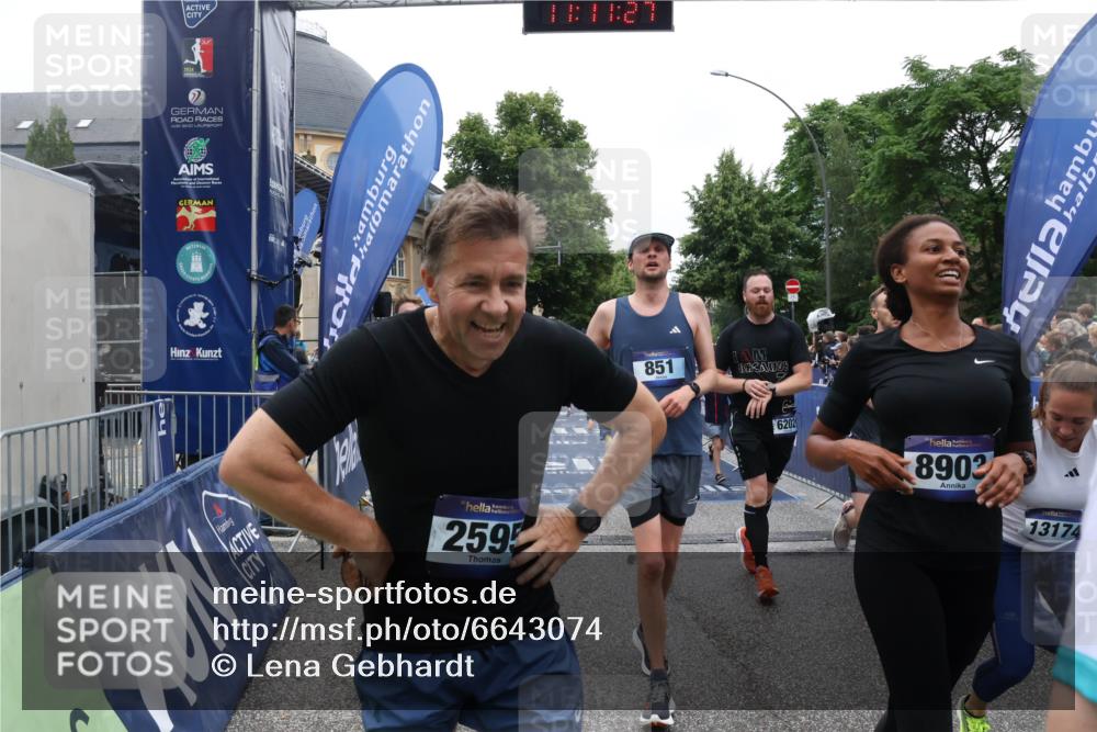 30.06.2024 - hella hamburg halbmarathon Lena Gebhardt http://msf.ph/oto/6643074 30.06.2024 11:11:25 Ziel 831, 851, 1011, 1538, 2595, 4258, 4327, 5117, 6173, 6202, 7466, 8035, 8037, 8156, 8158, 8184, 8384, 8903, 9031, 9891, 9905, 10532, 10535, 10661, 11867, 12554, 13174, 13184, 13270 meine-sportfotos.de