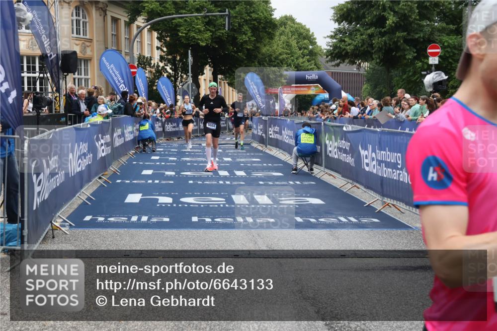 30.06.2024 - hella hamburg halbmarathon Lena Gebhardt http://msf.ph/oto/6643133 30.06.2024 10:40:27 Ziel 2208, 3356, 4572, 8279, 8613, 9326, 9604, 9696, 11265, 11563, 12420 meine-sportfotos.de