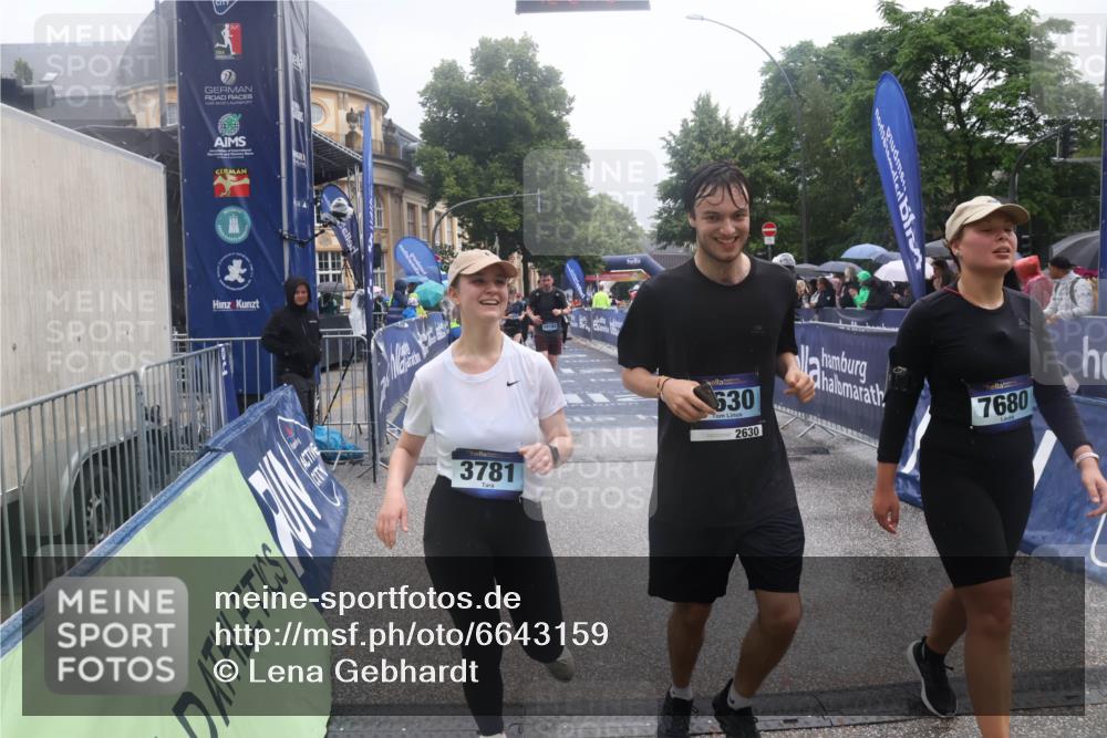 30.06.2024 - hella hamburg halbmarathon Lena Gebhardt http://msf.ph/oto/6643159 30.06.2024 12:24:25 Ziel 2630, 3101, 3349, 3675, 3781, 4655, 6712, 7680, 7955, 9098, 9930, 10182 meine-sportfotos.de