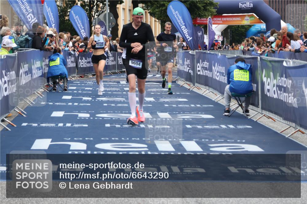 30.06.2024 - hella hamburg halbmarathon Lena Gebhardt http://msf.ph/oto/6643290 30.06.2024 10:40:28 Ziel 2208, 3356, 8613, 9326, 9604, 9696, 11265, 11563, 12420 meine-sportfotos.de