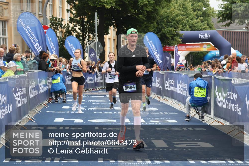 30.06.2024 - hella hamburg halbmarathon Lena Gebhardt http://msf.ph/oto/6643423 30.06.2024 10:40:29 Ziel 2208, 3356, 9326, 9604, 9696, 11265, 12420 meine-sportfotos.de
