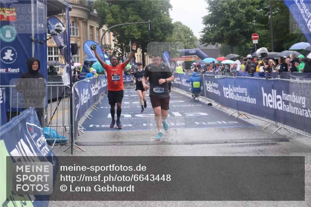 30.06.2024 - hella hamburg halbmarathon Lena Gebhardt http://msf.ph/oto/6643448 30.06.2024 12:24:27 Ziel 2630, 3101, 3349, 3675, 3781, 4655, 4941, 6712, 7680, 7955, 9098, 10182 meine-sportfotos.de