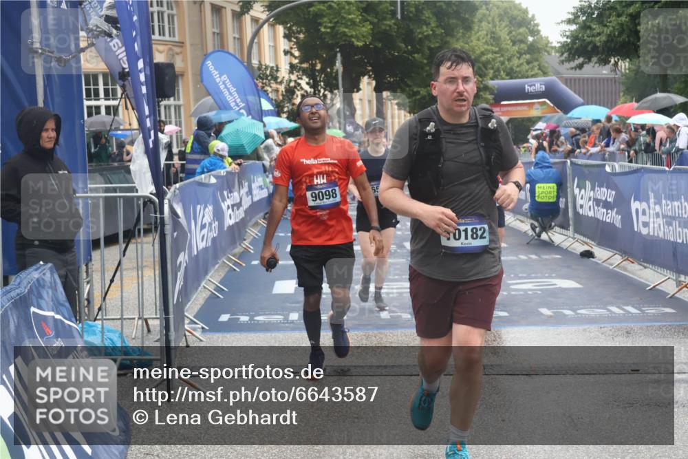 30.06.2024 - hella hamburg halbmarathon Lena Gebhardt http://msf.ph/oto/6643587 30.06.2024 12:24:28 Ziel 2630, 3101, 3349, 3675, 3781, 4655, 4941, 6712, 9098, 10012, 10182 meine-sportfotos.de