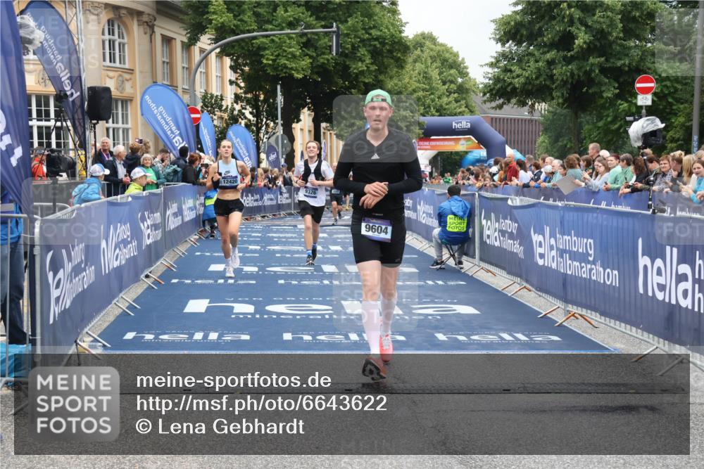 30.06.2024 - hella hamburg halbmarathon Lena Gebhardt http://msf.ph/oto/6643622 30.06.2024 10:40:30 Ziel 2208, 3356, 9326, 9604, 9696, 11265, 12420 meine-sportfotos.de