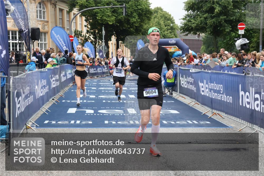 30.06.2024 - hella hamburg halbmarathon Lena Gebhardt http://msf.ph/oto/6643737 30.06.2024 10:40:31 Ziel 3356, 8545, 9326, 9604, 11265, 12420 meine-sportfotos.de