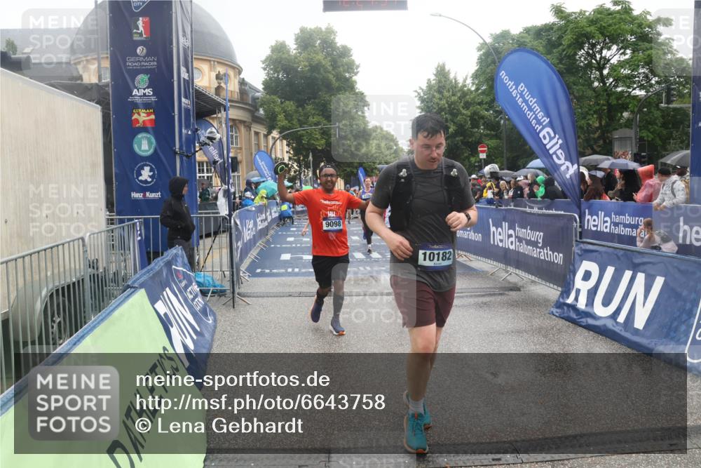 30.06.2024 - hella hamburg halbmarathon Lena Gebhardt http://msf.ph/oto/6643758 30.06.2024 12:24:29 Ziel 3101, 3349, 3675, 4655, 4941, 6712, 8614, 9098, 10012, 10182 meine-sportfotos.de