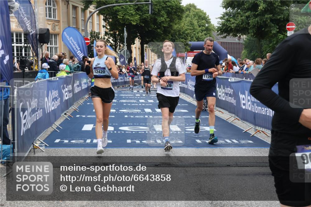 30.06.2024 - hella hamburg halbmarathon Lena Gebhardt http://msf.ph/oto/6643858 30.06.2024 10:40:32 Ziel 2075, 8545, 9326, 9604, 10846, 11265, 12420 meine-sportfotos.de