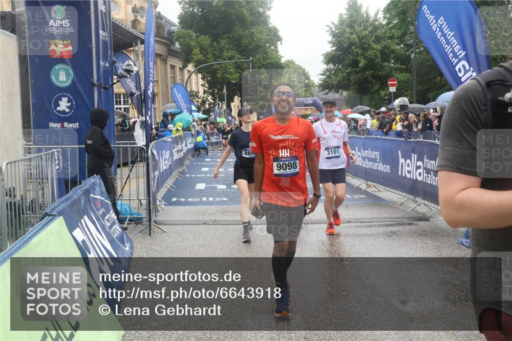 30.06.2024 - hella hamburg halbmarathon Lena Gebhardt http://msf.ph/oto/6643918 30.06.2024 12:24:30 Ziel 3101, 3349, 3675, 4655, 4941, 5173, 8036, 8614, 9098, 10012, 10182 meine-sportfotos.de