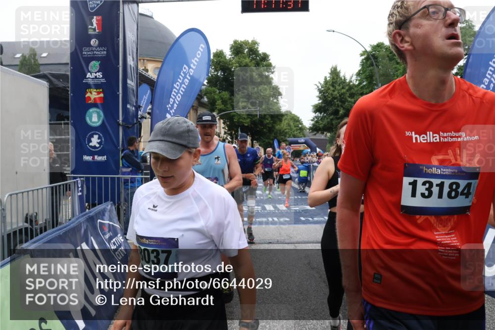 30.06.2024 - hella hamburg halbmarathon Lena Gebhardt http://msf.ph/oto/6644029 30.06.2024 11:11:30 Ziel 538, 688, 703, 831, 3599, 4258, 4327, 5117, 6173, 6202, 7233, 7466, 7482, 8035, 8037, 8156, 8158, 8184, 8384, 9031, 9388, 9891, 9905, 11140, 11387, 11660, 12554, 13184, 13270 meine-sportfotos.de