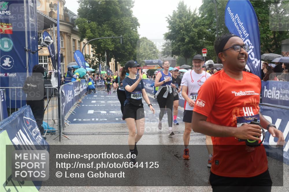 30.06.2024 - hella hamburg halbmarathon Lena Gebhardt http://msf.ph/oto/6644125 30.06.2024 12:24:31 Ziel 3101, 3349, 3675, 4655, 4941, 5173, 5273, 7585, 8036, 8614, 9098, 10012, 10182 meine-sportfotos.de