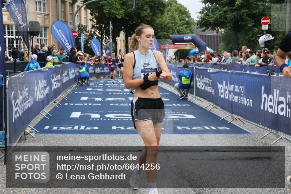 30.06.2024 - hella hamburg halbmarathon Lena Gebhardt http://msf.ph/oto/6644256 30.06.2024 10:40:34 Ziel 2075, 4380, 8545, 9326, 9604, 10846, 11265, 11576, 12420 meine-sportfotos.de