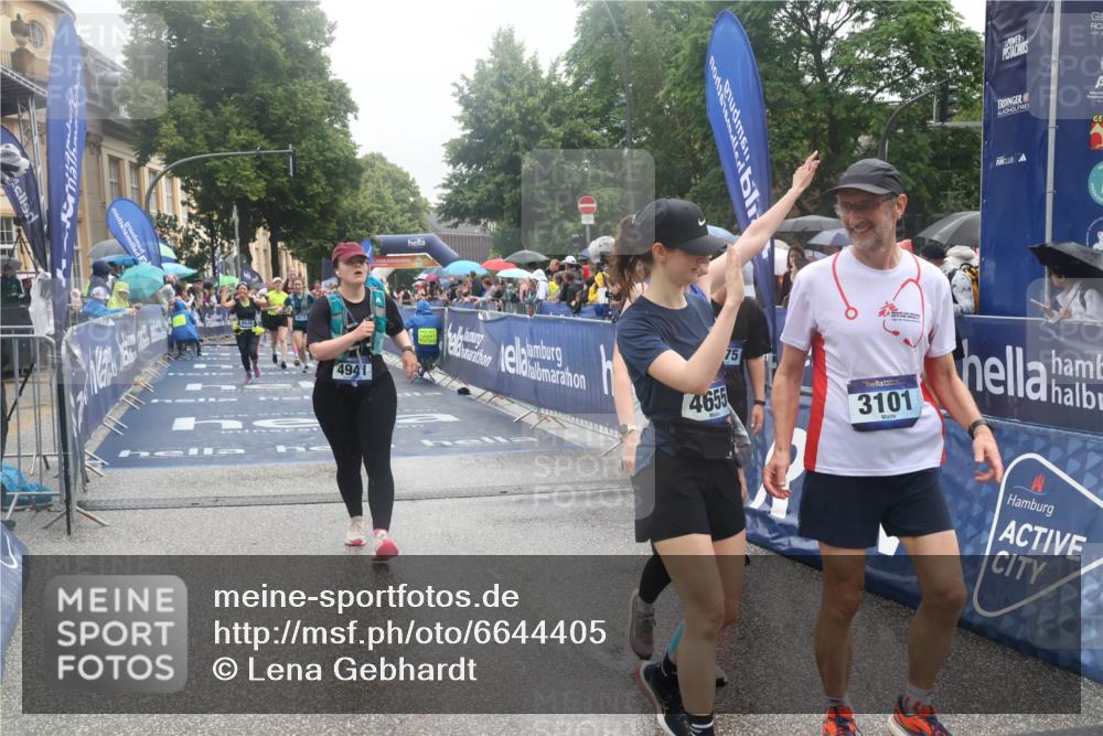 30.06.2024 - hella hamburg halbmarathon Lena Gebhardt http://msf.ph/oto/6644405 30.06.2024 12:24:33 Ziel 3101, 3349, 3675, 4655, 4941, 5173, 5273, 7585, 8036, 8614, 9098, 9882, 10012, 10182, 10863 meine-sportfotos.de