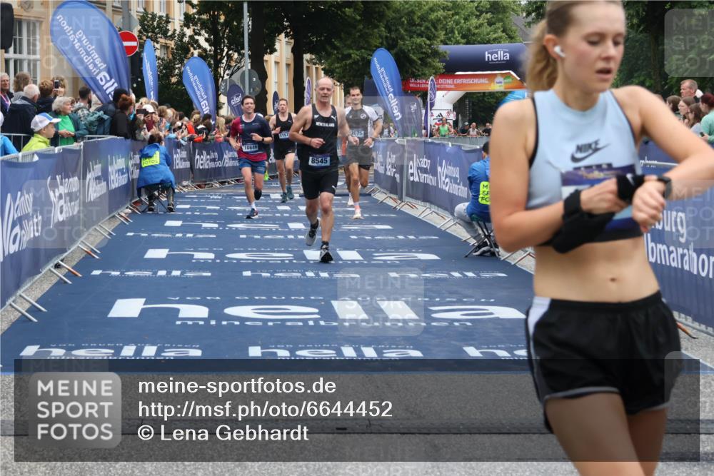 30.06.2024 - hella hamburg halbmarathon Lena Gebhardt http://msf.ph/oto/6644452 30.06.2024 10:40:35 Ziel 2075, 4380, 8545, 9082, 9326, 9604, 10846, 11265, 11576, 12390, 12420 meine-sportfotos.de
