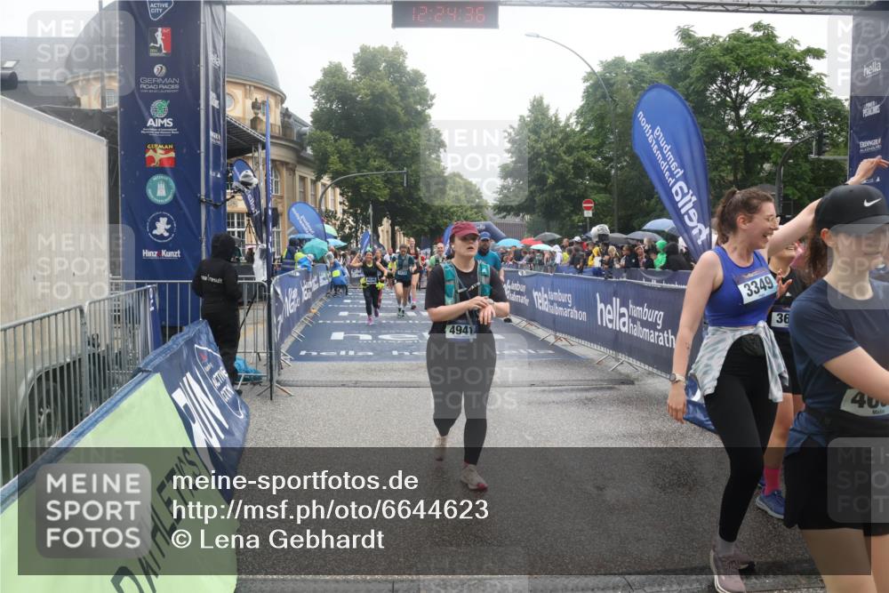 30.06.2024 - hella hamburg halbmarathon Lena Gebhardt http://msf.ph/oto/6644623 30.06.2024 12:24:34 Ziel 3101, 3349, 3675, 4655, 4941, 5173, 5273, 7585, 8036, 8614, 9882, 10012, 10863 meine-sportfotos.de