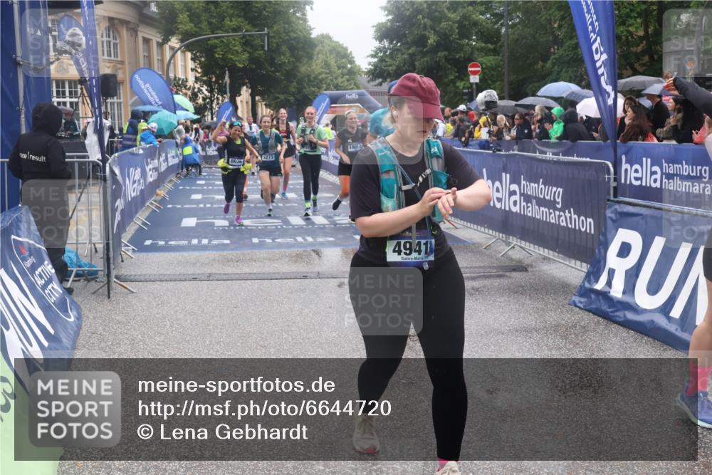 30.06.2024 - hella hamburg halbmarathon Lena Gebhardt http://msf.ph/oto/6644720 30.06.2024 12:24:35 Ziel 3101, 3349, 3675, 4655, 4941, 5173, 5273, 7585, 8036, 8614, 9882, 10012, 10863, 13125 meine-sportfotos.de