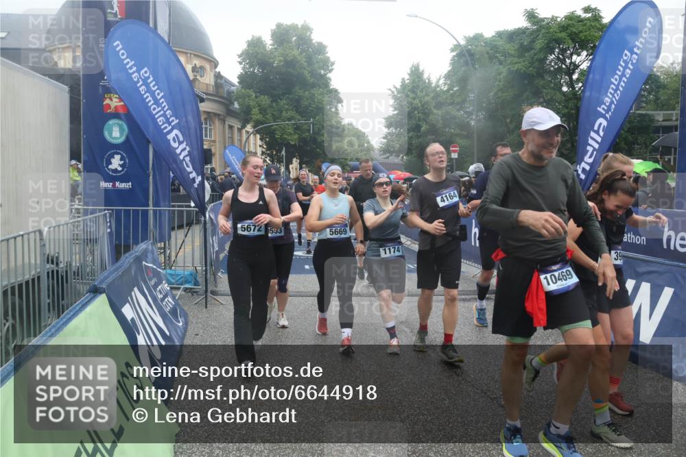30.06.2024 - hella hamburg halbmarathon Lena Gebhardt http://msf.ph/oto/6644918 30.06.2024 11:45:22 Ziel 1174, 2877, 3242, 3965, 3966, 4164, 5592, 5669, 5672, 6565, 6916, 7624, 8185, 8421, 9322, 9553, 10338, 10469, 10604, 13168 meine-sportfotos.de
