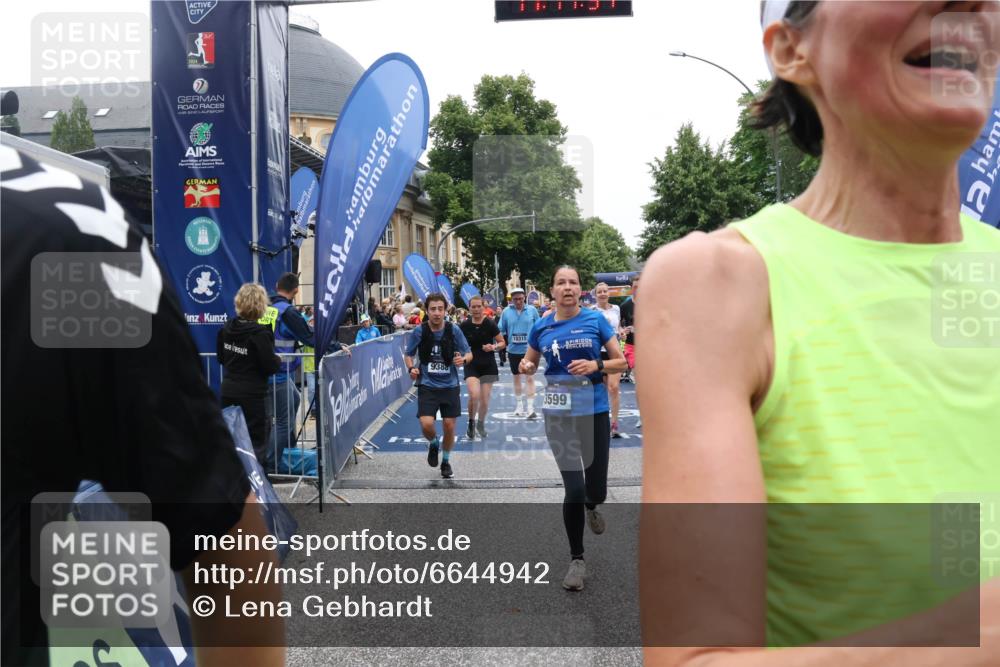 30.06.2024 - hella hamburg halbmarathon Lena Gebhardt http://msf.ph/oto/6644942 30.06.2024 11:11:35 Ziel 538, 688, 703, 831, 3599, 4258, 7233, 7466, 7482, 8146, 8147, 8158, 9388, 9891, 9905, 10237, 10270, 10315, 11140, 11387, 11660, 12396, 12554 meine-sportfotos.de