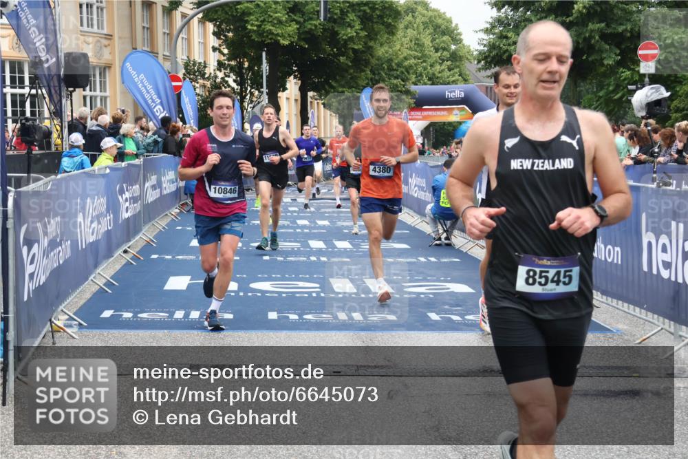 30.06.2024 - hella hamburg halbmarathon Lena Gebhardt http://msf.ph/oto/6645073 30.06.2024 10:40:39 Ziel 2075, 3150, 4380, 4536, 8545, 9082, 9532, 9980, 10846, 11576, 12390 meine-sportfotos.de