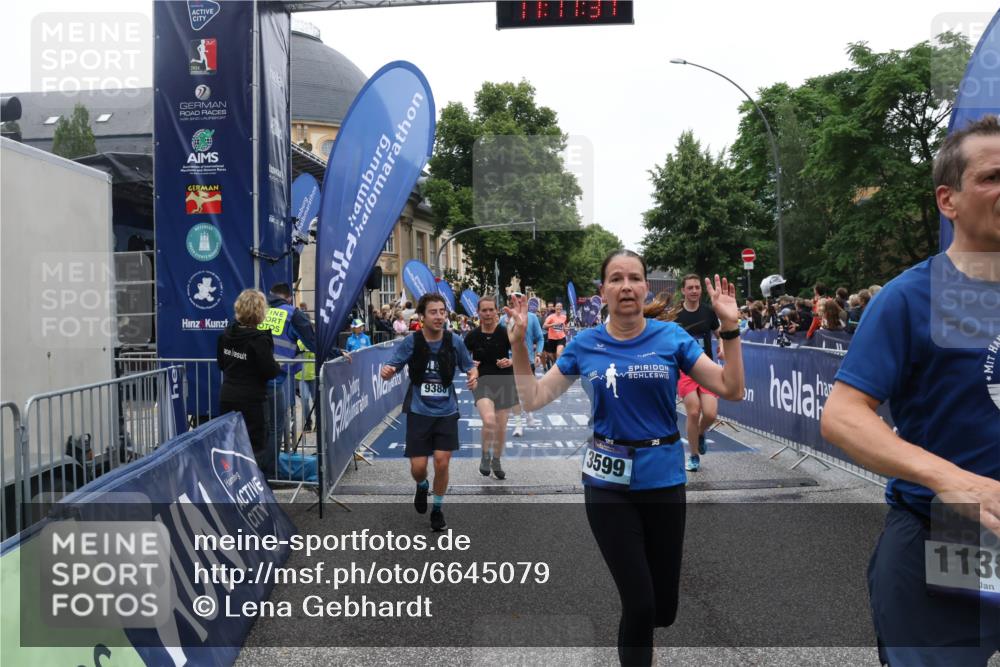 30.06.2024 - hella hamburg halbmarathon Lena Gebhardt http://msf.ph/oto/6645079 30.06.2024 11:11:36 Ziel 538, 688, 703, 831, 3599, 4258, 4845, 5250, 7233, 7466, 7482, 8146, 8147, 9388, 9891, 9905, 10237, 10270, 10315, 11140, 11387, 11660, 12396, 12554, 12556 meine-sportfotos.de