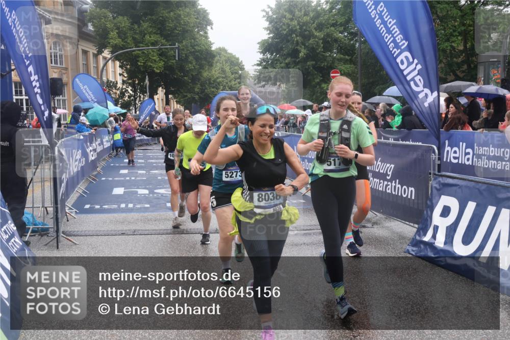 30.06.2024 - hella hamburg halbmarathon Lena Gebhardt http://msf.ph/oto/6645156 30.06.2024 12:24:38 Ziel 809, 4074, 4941, 5173, 5273, 7585, 7815, 8036, 8614, 9882, 10012, 10863, 13125 meine-sportfotos.de