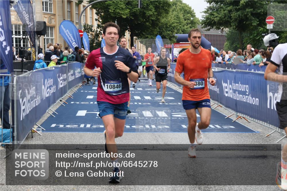 30.06.2024 - hella hamburg halbmarathon Lena Gebhardt http://msf.ph/oto/6645278 30.06.2024 10:40:40 Ziel 1902, 2075, 3150, 4380, 4536, 8545, 9082, 9532, 9980, 10846, 11576, 12390 meine-sportfotos.de
