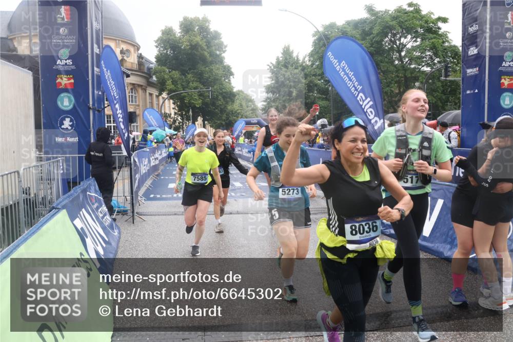 30.06.2024 - hella hamburg halbmarathon Lena Gebhardt http://msf.ph/oto/6645302 30.06.2024 12:24:39 Ziel 809, 3728, 4074, 5173, 5273, 7585, 7815, 8036, 8614, 9882, 10012, 10863, 12274, 13125 meine-sportfotos.de