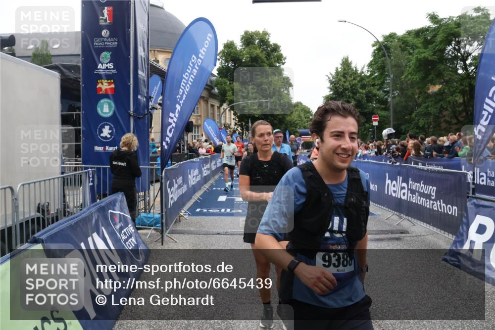 30.06.2024 - hella hamburg halbmarathon Lena Gebhardt http://msf.ph/oto/6645439 30.06.2024 11:11:38 Ziel 538, 688, 703, 3108, 3114, 3599, 4765, 4845, 5250, 5529, 7233, 7482, 8146, 8147, 9388, 9948, 10237, 10270, 10315, 10378, 11140, 11387, 11660, 12396, 12556 meine-sportfotos.de