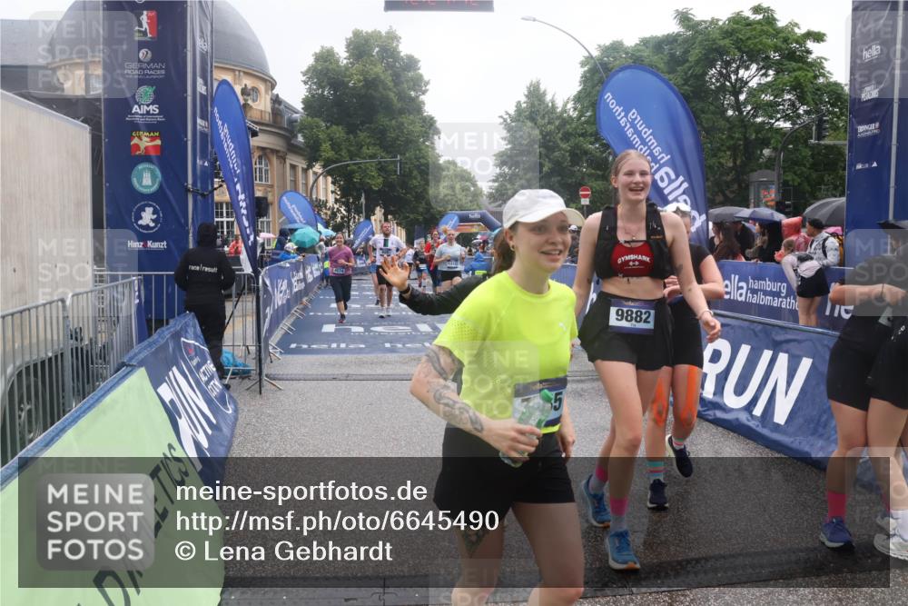 30.06.2024 - hella hamburg halbmarathon Lena Gebhardt http://msf.ph/oto/6645490 30.06.2024 12:24:40 Ziel 809, 3728, 4074, 5173, 5273, 7585, 7815, 8036, 8614, 9882, 10012, 10863, 12274, 13125 meine-sportfotos.de