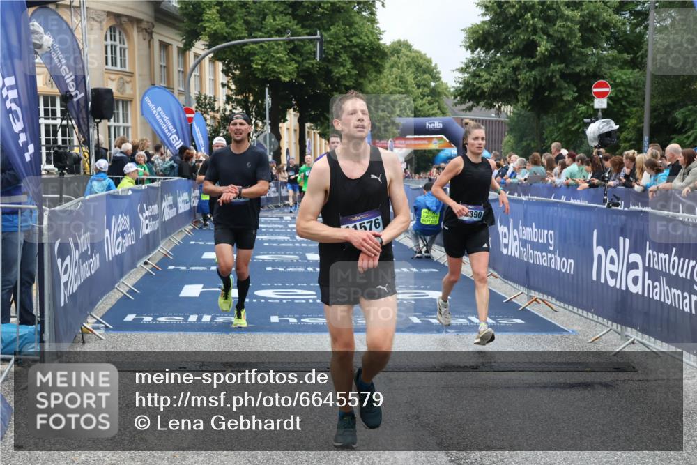 30.06.2024 - hella hamburg halbmarathon Lena Gebhardt http://msf.ph/oto/6645579 30.06.2024 10:40:42 Ziel 1902, 2075, 3150, 4380, 4536, 8545, 8966, 9082, 9532, 9732, 9980, 10846, 11576, 12390 meine-sportfotos.de