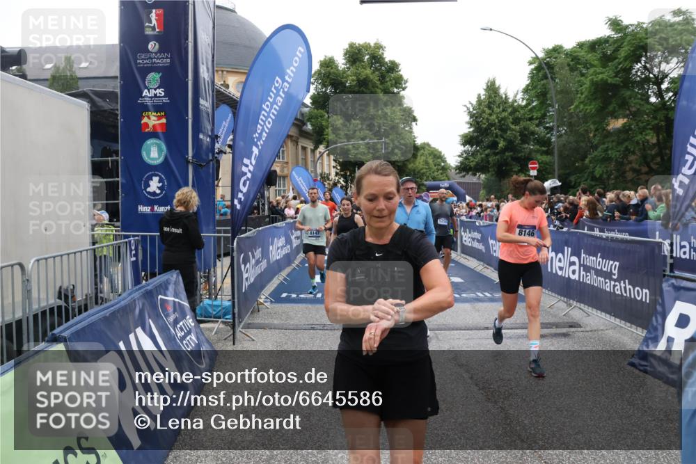30.06.2024 - hella hamburg halbmarathon Lena Gebhardt http://msf.ph/oto/6645586 30.06.2024 11:11:39 Ziel 688, 703, 3108, 3114, 3599, 4765, 4845, 5250, 5529, 7233, 7482, 8146, 8147, 9388, 9948, 10237, 10270, 10315, 10378, 11387, 11660, 12396, 12556 meine-sportfotos.de