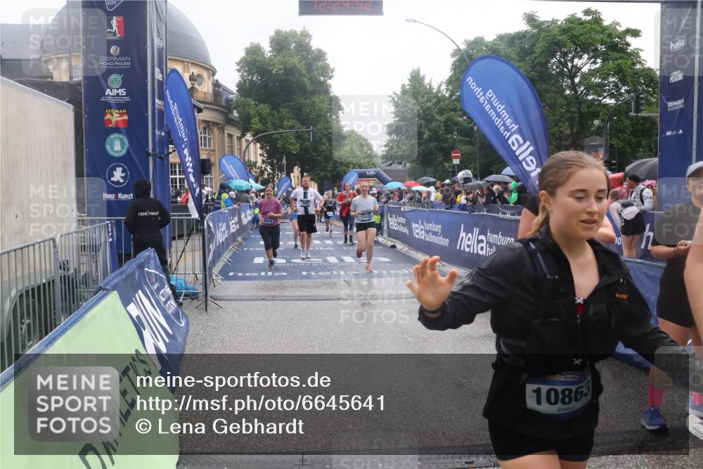 30.06.2024 - hella hamburg halbmarathon Lena Gebhardt http://msf.ph/oto/6645641 30.06.2024 12:24:41 Ziel 809, 3728, 4074, 5173, 5273, 7585, 7815, 8036, 8614, 9882, 10863, 12274, 13125 meine-sportfotos.de