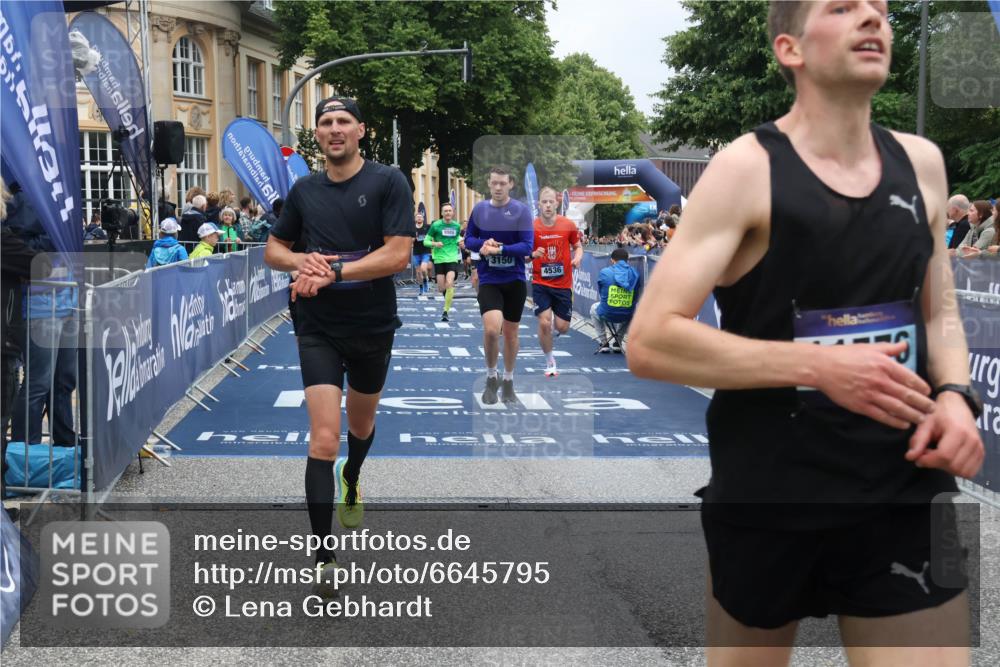 30.06.2024 - hella hamburg halbmarathon Lena Gebhardt http://msf.ph/oto/6645795 30.06.2024 10:40:43 Ziel 1902, 2075, 3150, 4380, 4536, 7929, 8545, 8966, 9082, 9532, 9732, 9980, 10846, 11576, 12390 meine-sportfotos.de